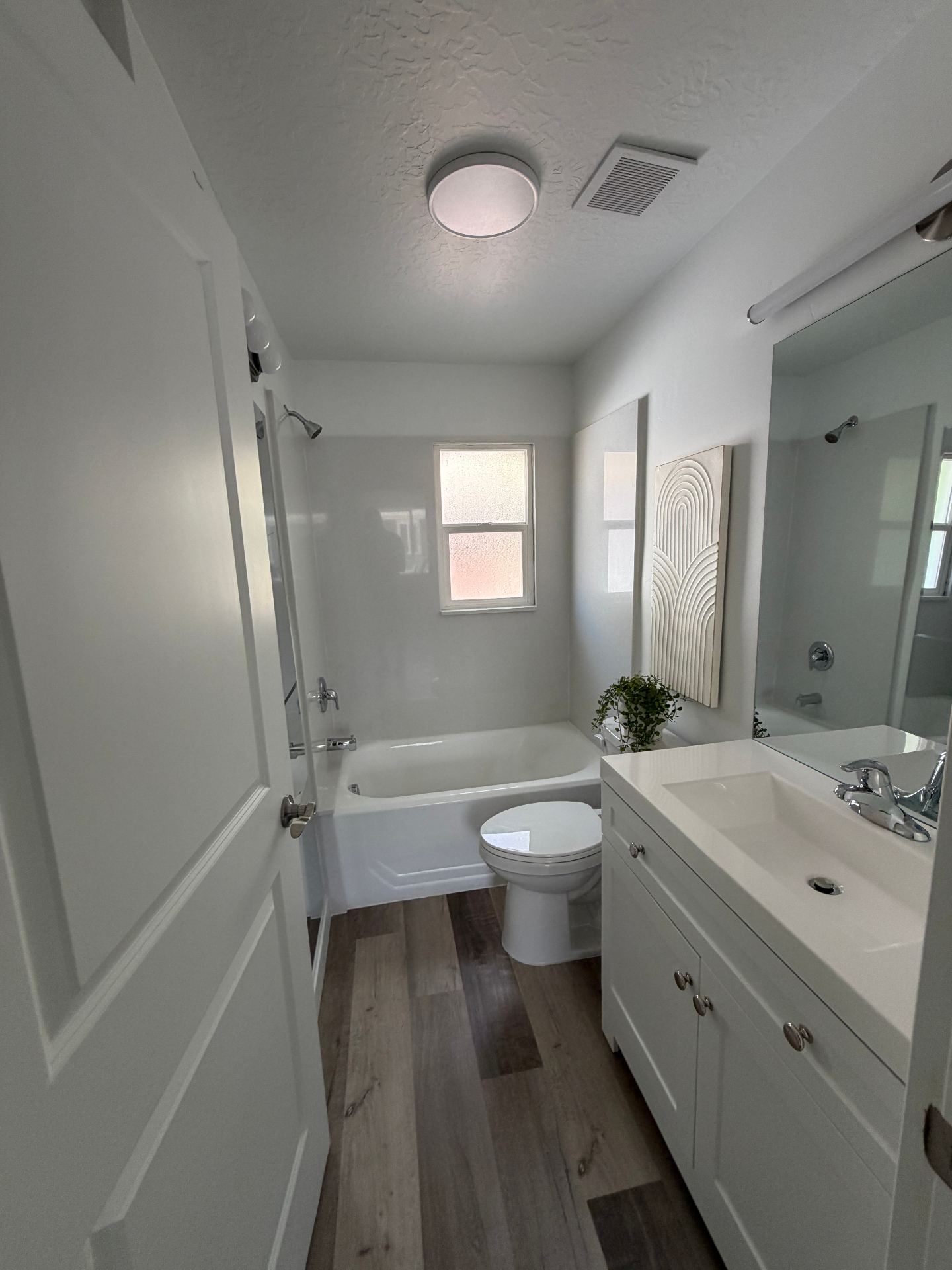 Main floor full bathroom