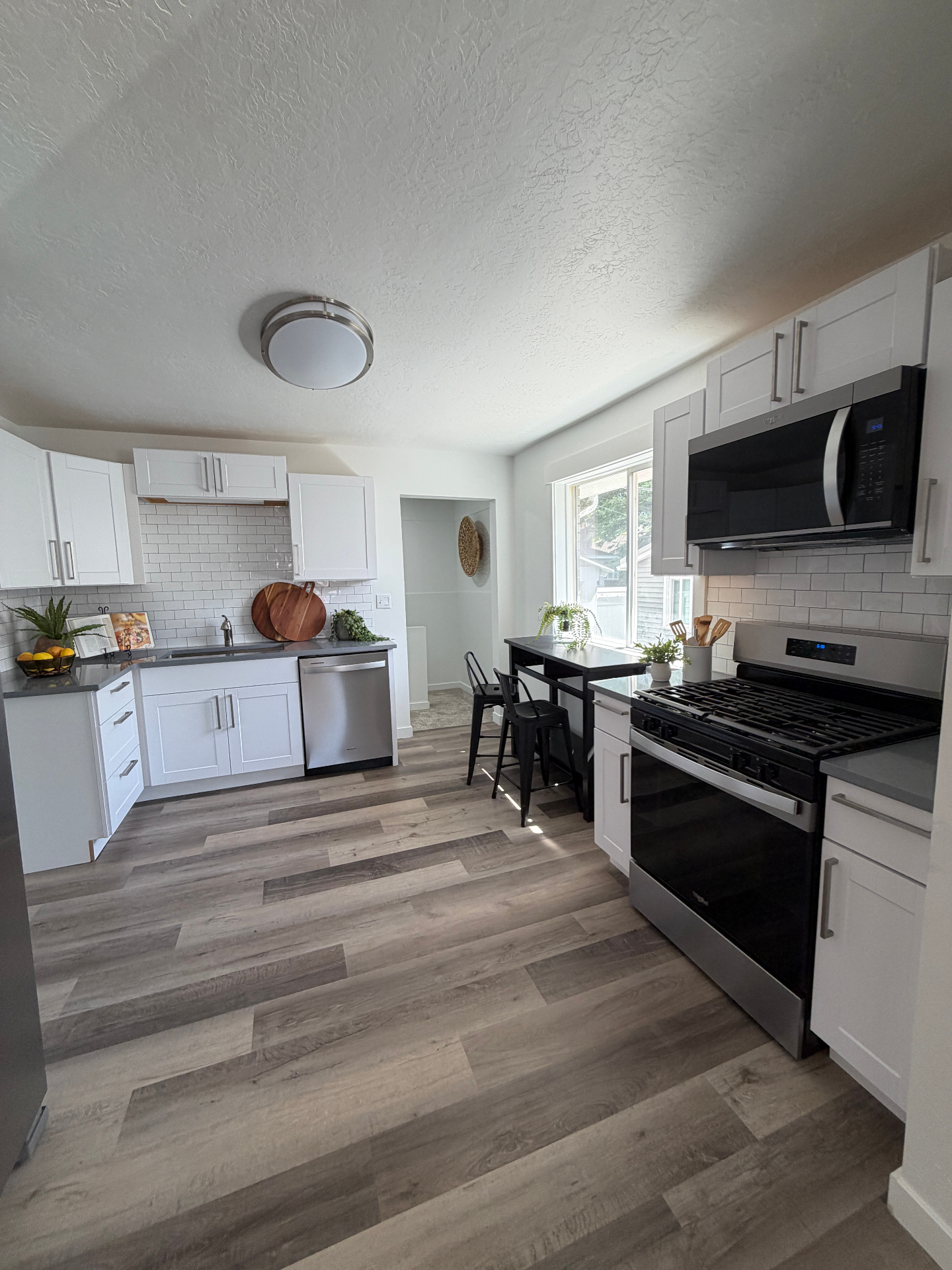 Kitchen, island angle